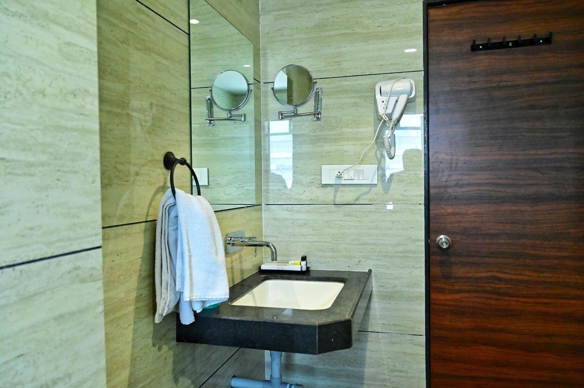 The One Hotel ناسيك المظهر الخارجي الصورة
