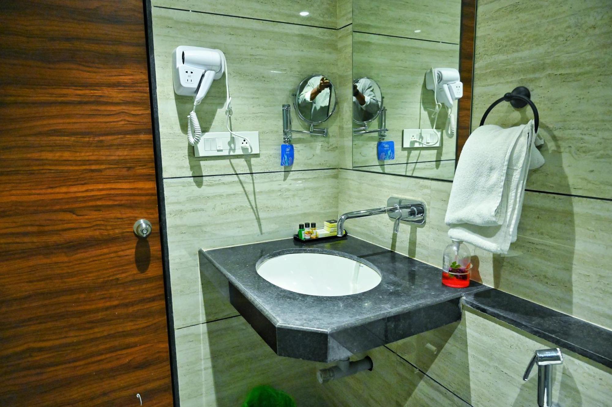 The One Hotel ناسيك المظهر الخارجي الصورة