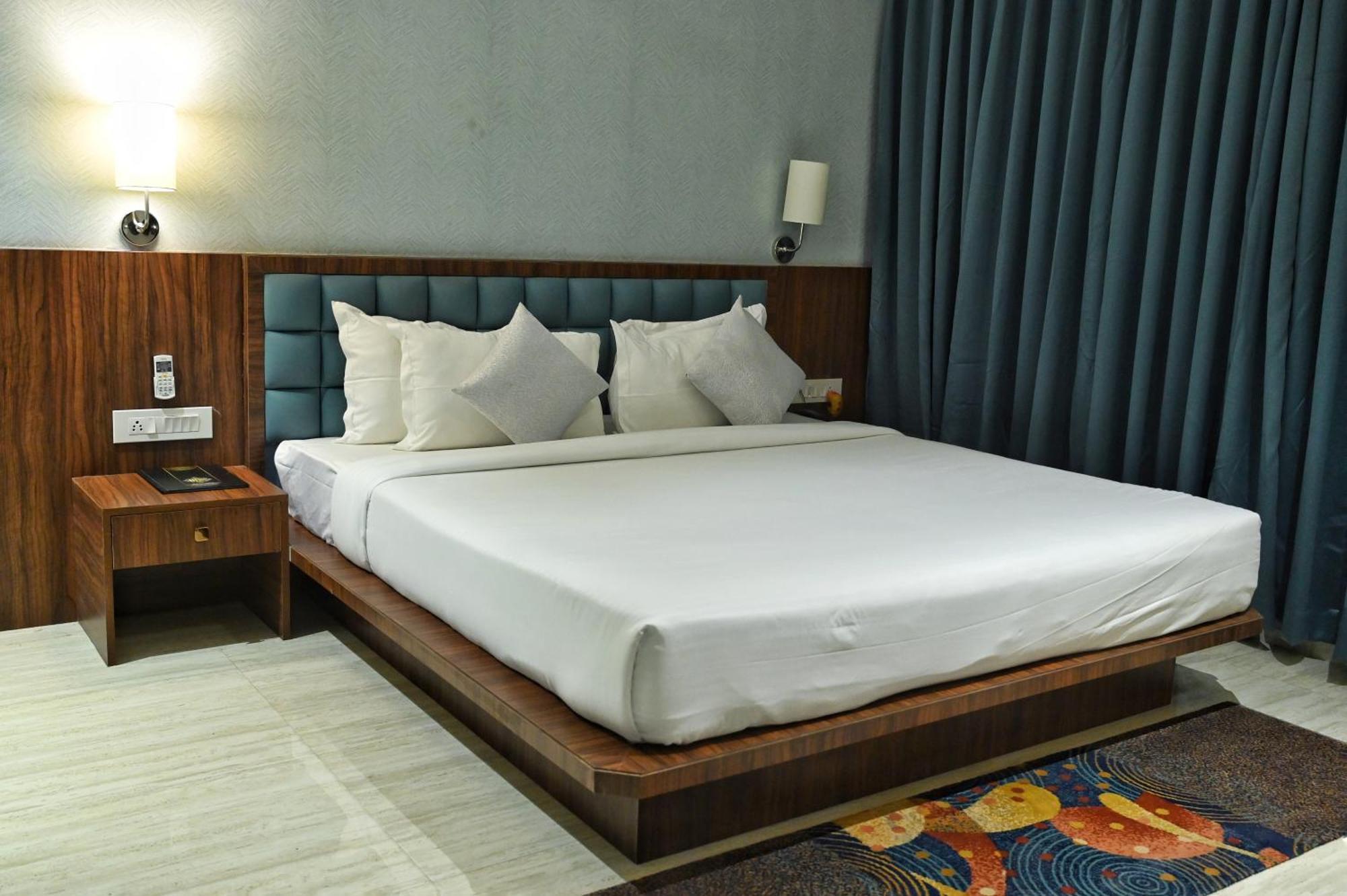 The One Hotel ناسيك المظهر الخارجي الصورة