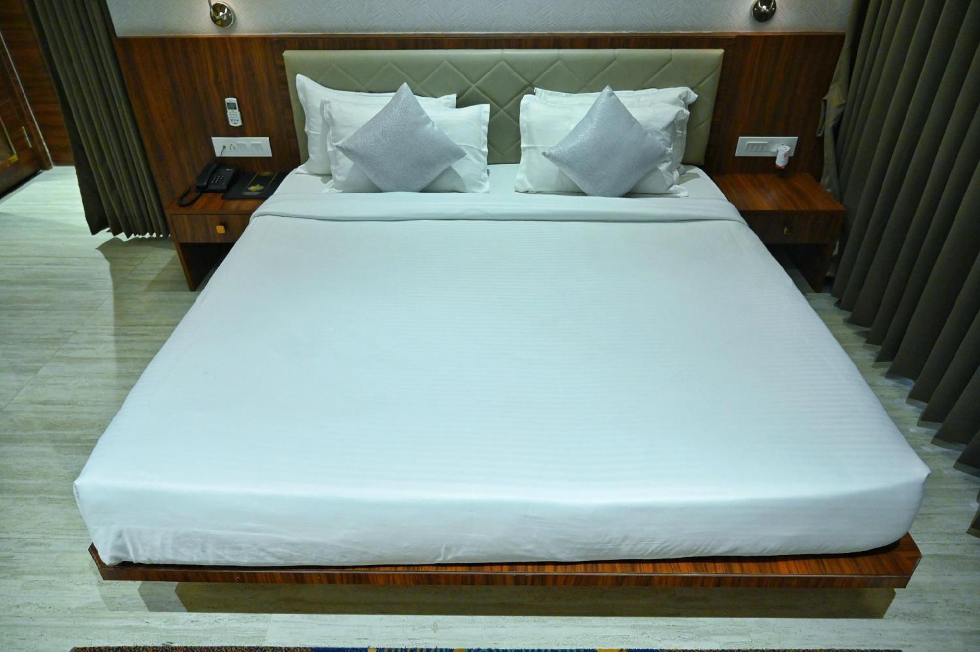 The One Hotel ناسيك المظهر الخارجي الصورة